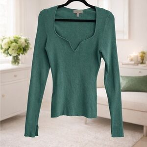 H&M Emerald fitted knit top. A drop neck line perfectly accentuates cleavage.